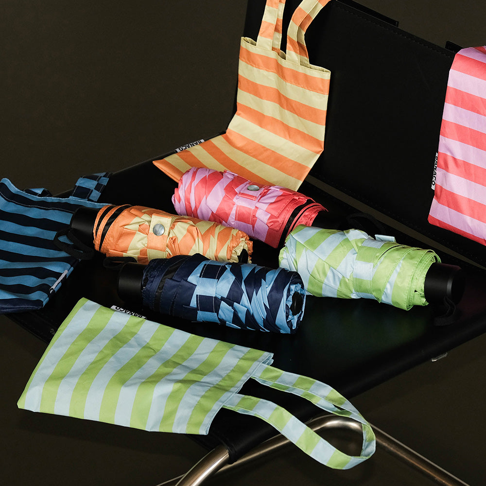 鮮やかなストライプデザインが印象的な折り畳みUV傘 BANACO BREEZE UV UMBRELLA