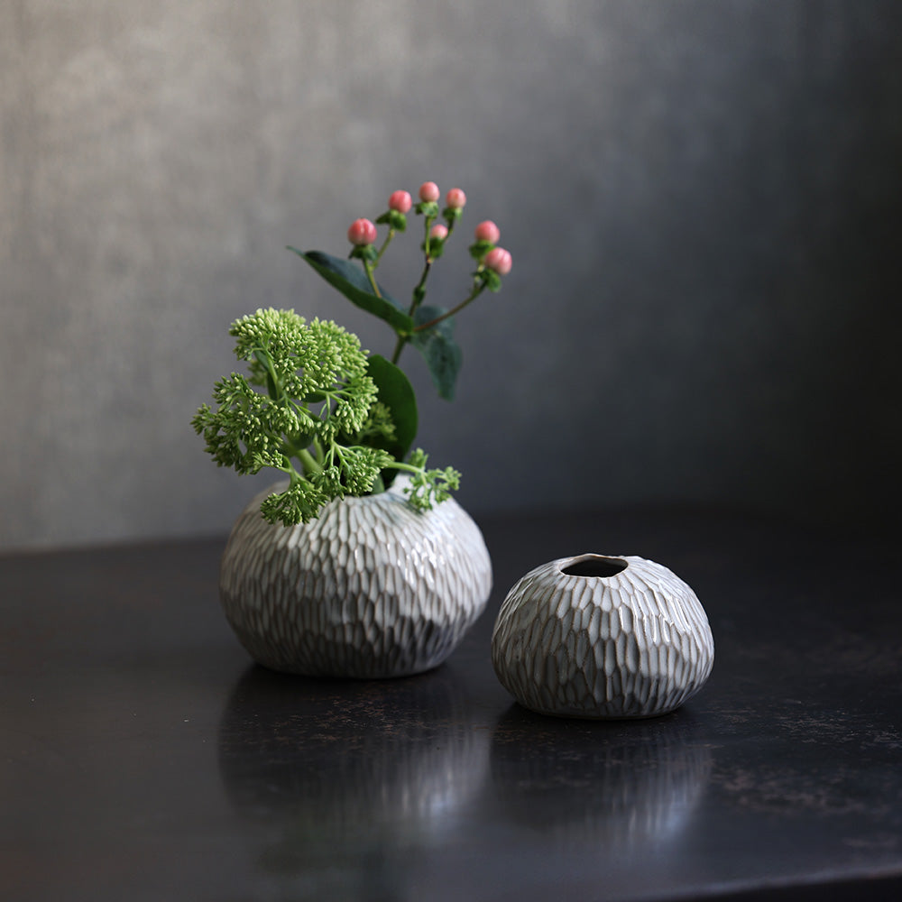 柔らかな輪郭の中に、歪さと細かな彫刻が特徴的な一輪挿し Bohumila