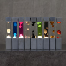 画像をギャラリービューアに読み込む, 点灯すると呼吸をするように流動的に形を変えながらコンクリートの筒を行き来する Dripping Lamp(ドリッピングランプ)