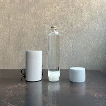 画像をギャラリービューアに読み込む, 点灯すると呼吸をするように流動的に形を変えながらコンクリートの筒を行き来する Dripping Lamp(ドリッピングランプ)