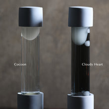 画像をギャラリービューアに読み込む, 点灯すると呼吸をするように流動的に形を変えながらコンクリートの筒を行き来する Dripping Lamp(ドリッピングランプ)