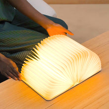 画像をギャラリービューアに読み込む, 本を開くと幻想的な温かみのある光が広がるライト Lumio Lito(リト)