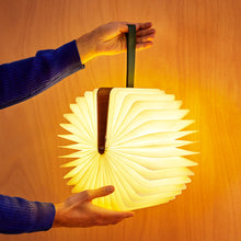 画像をギャラリービューアに読み込む, 本を開くと幻想的な温かみのある光が広がるライト Lumio Lito(リト)