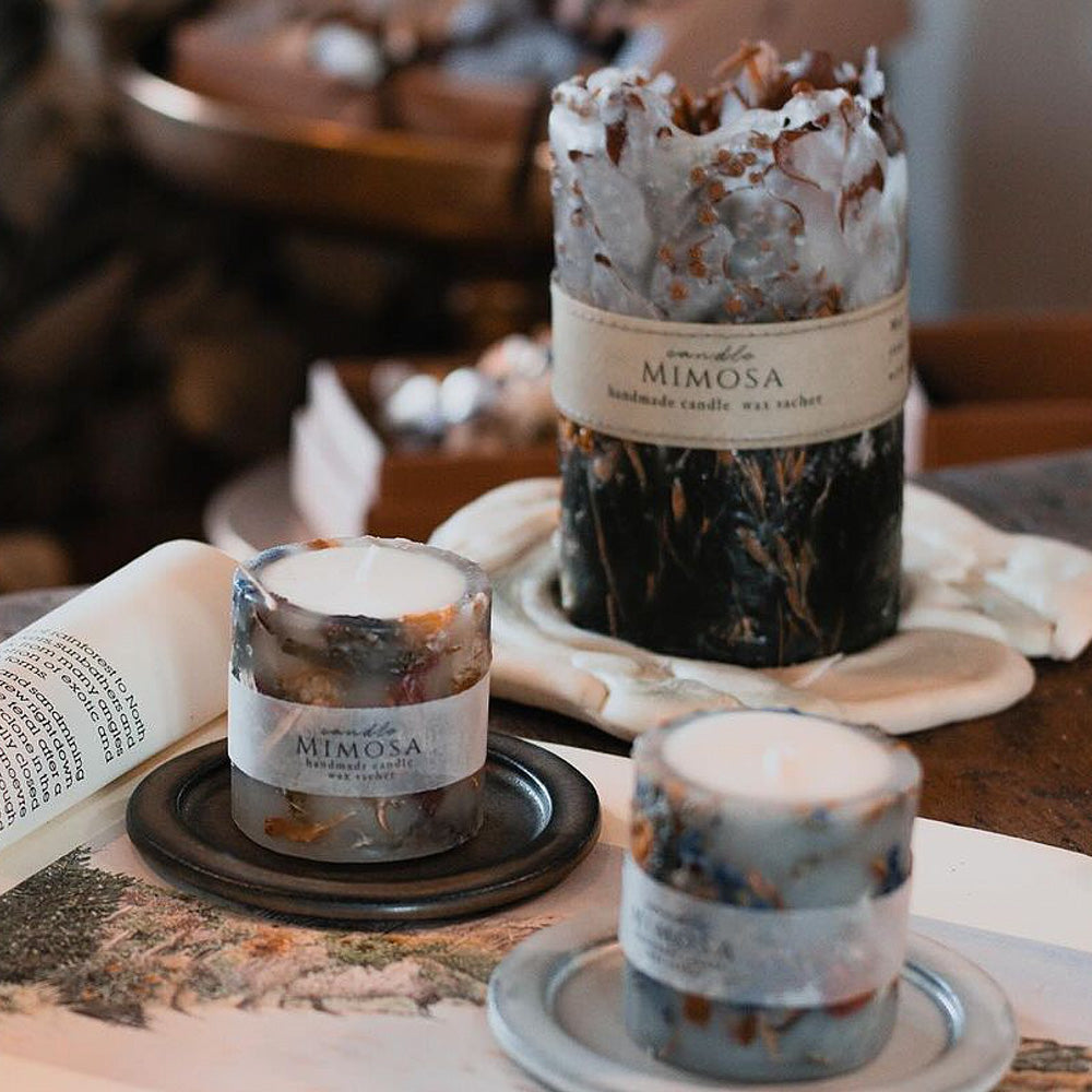 アロマワックスにドライフラワーを入れて固めたボタニカルキャンドル MIMOSA FLOWER AROMA CANDLE(ミモザ フラワー アロマ キャンドル)