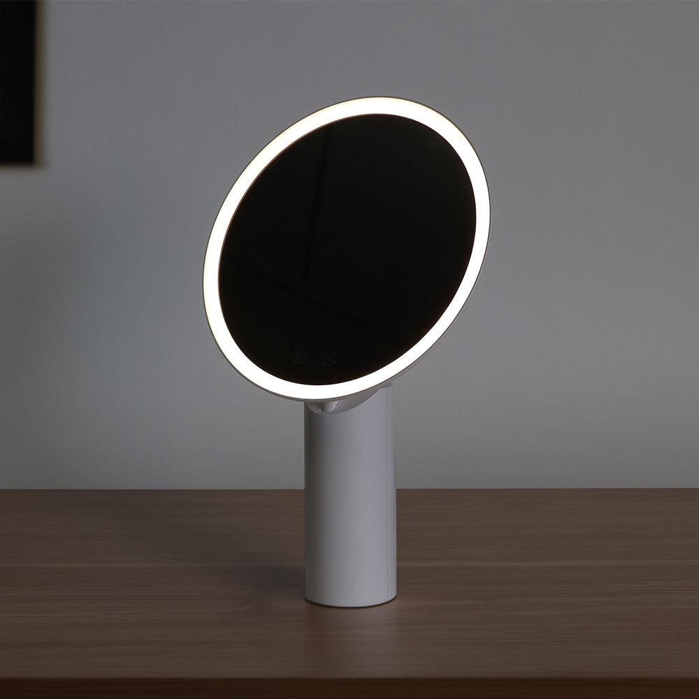 3種類の光を切り替えられる鏡 MOONLIGHT MIRROR（ムーンライトミラー