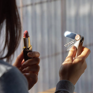 素早く身だしなみがチェックできるツール Nail File & Mirror