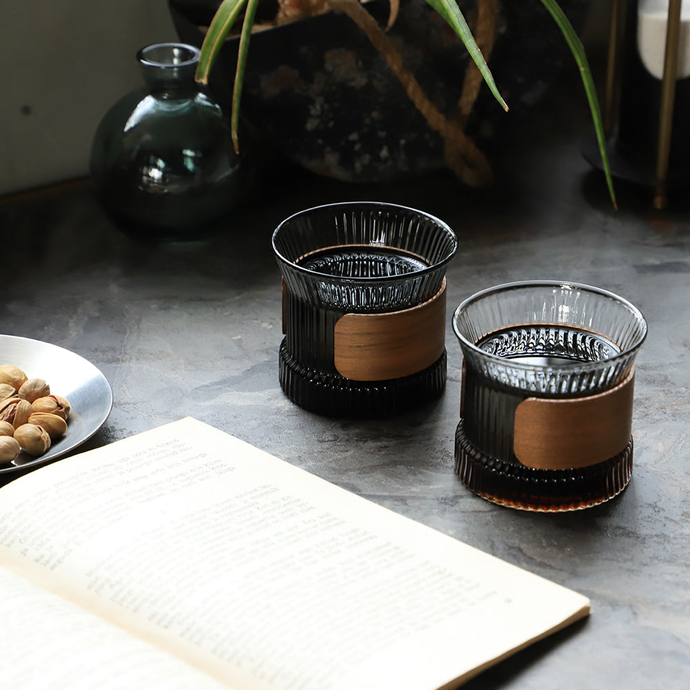 ウォルナット材のスリーブが温かい飲み物にも、冷たい飲み物にも似合う noon design cup mini(ヌーン デザインカップ ミニ)