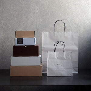 プレゼントを渡す時に便利な紙袋・ギフトボックス