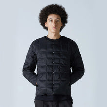 画像をギャラリービューアに読み込む, 軽くて暖かく着回しやすいシンプルなデザイン TAION ベーシック クルーネックボタン インナーダウンジャケット(TAION-104)