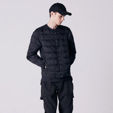 画像をギャラリービューアに読み込む, 軽くて暖かく着回しやすいシンプルなデザイン TAION ベーシック クルーネックボタン インナーダウンジャケット(TAION-104)