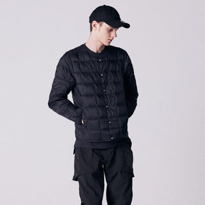 軽くて暖かく着回しやすいシンプルなデザイン TAION ベーシック クルーネックボタン インナーダウンジャケット(TAION-104)