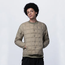画像をギャラリービューアに読み込む, 軽くて暖かく着回しやすいシンプルなデザイン TAION ベーシック クルーネックボタン インナーダウンジャケット(TAION-104)