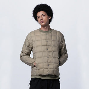 軽くて暖かく着回しやすいシンプルなデザイン TAION ベーシック クルーネックボタン インナーダウンジャケット(TAION-104)