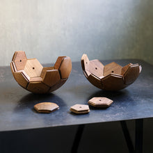 画像をギャラリービューアに読み込む, 天然木の立体パズルのように組み上げるサッカーボール型トロフィー TEAK SOCCER BALL