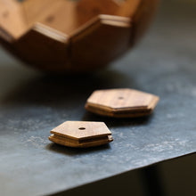 画像をギャラリービューアに読み込む, 天然木の立体パズルのように組み上げるサッカーボール型トロフィー TEAK SOCCER BALL