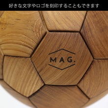 画像をギャラリービューアに読み込む, 天然木の立体パズルのように組み上げるサッカーボール型トロフィー TEAK SOCCER BALL