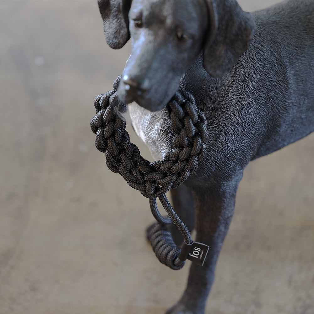 シックなデザインと抜群の耐久性を兼ね備えた、愛犬との引っ張り合いに最適なロープトイ Tough Tug(タフトグ)