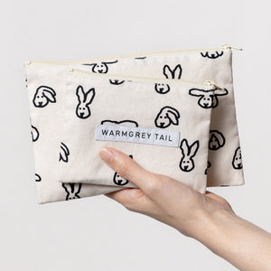 フラットな形状で使えば使うほど馴染むリネン素材のポーチ WARMGREY TAIL の FLAT POUCH