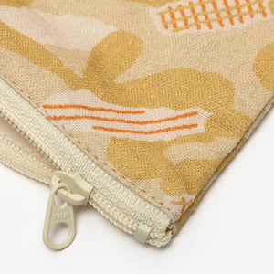 フラットな形状で使えば使うほど馴染むリネン素材のポーチ WARMGREY TAIL の FLAT POUCH