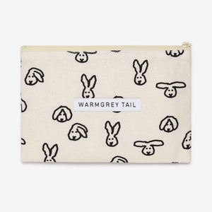 フラットな形状で使えば使うほど馴染むリネン素材のポーチ WARMGREY TAIL の FLAT POUCH