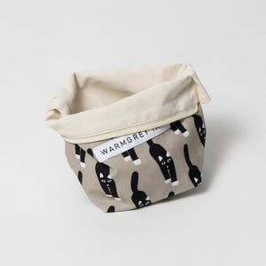 物をたっぷり収納できるポーチ WARMGREY TAIL の STANDING POUCH