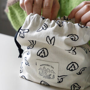 たっぷり収納 簡単に開け閉めできるポーチ WARMGREY TAIL の STRING POUCH