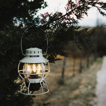 画像をギャラリービューアに読み込む, 【40%OFF】クラシックな雰囲気のLEDライト Barebones(ベアボーンズ)レイルロードランタンLED