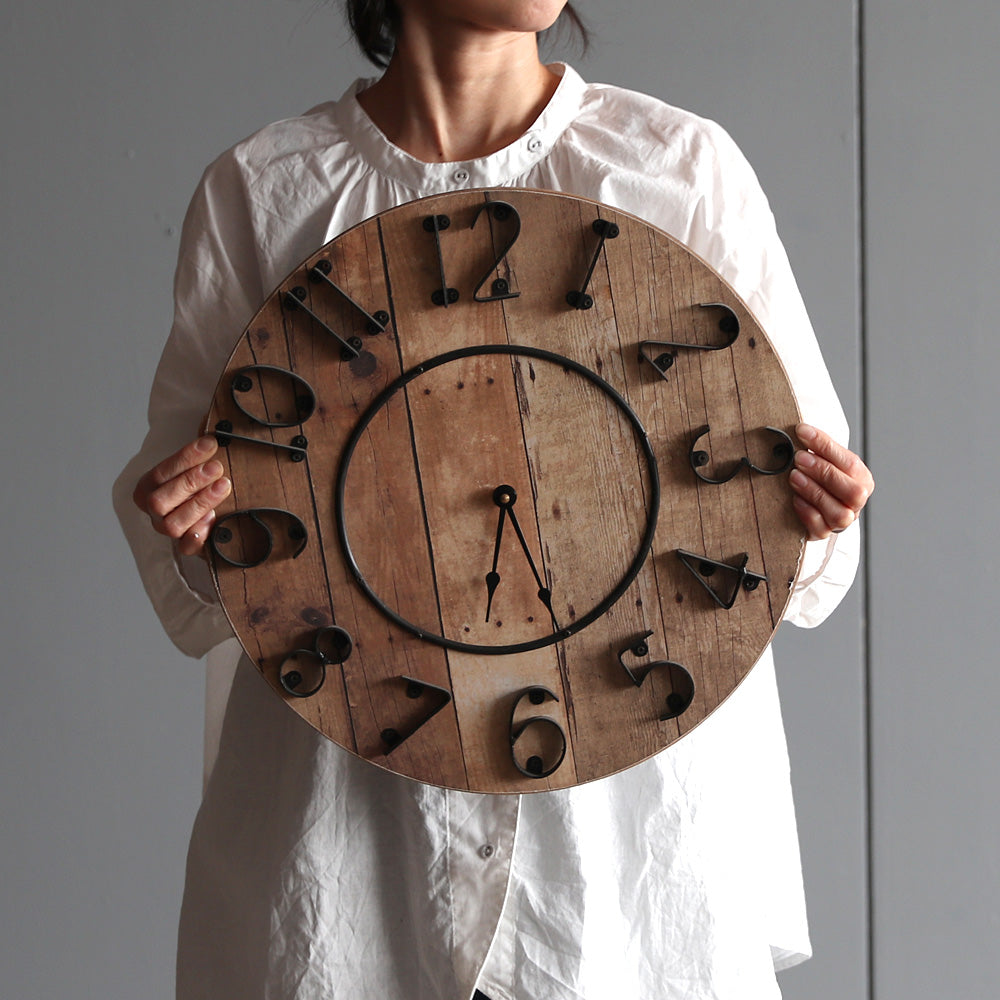 無骨なアイアンの文字とアンティークな木目調が調和する時計 BARREL CLOCK（バレル クロック） – MAG. online shop