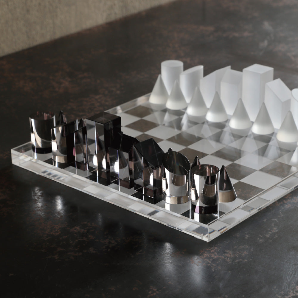 透明の図形のような駒がモダンに感じさせるチェス盤 Fischer Mono