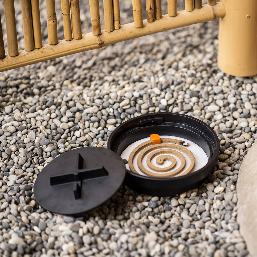 デザイン性と機能性を兼ね揃えた蚊取り線香入れ Kayari Manhole