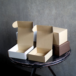 プレゼントを渡す時に便利な紙袋・ギフトボックス