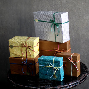 プレゼントを渡す時に便利な紙袋・ギフトボックス