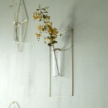 画像をギャラリービューアに読み込む, 真鍮のフォルムが印象的な壁面を彩る一輪挿し PIKE wall brass vase