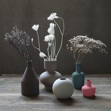 画像をギャラリービューアに読み込む, 花が感じる 陶器の優しさと 美しさ。ラバー塗装された一輪挿し Selene(セリーン)