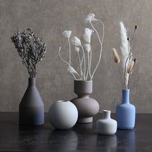 画像をギャラリービューアに読み込む, 花が感じる 陶器の優しさと 美しさ。ラバー塗装された一輪挿し Selene(セリーン)