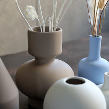 画像をギャラリービューアに読み込む, 花が感じる 陶器の優しさと 美しさ。ラバー塗装された一輪挿し Selene(セリーン)