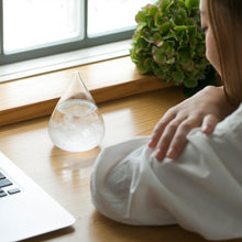 画像をギャラリービューアに読み込む, 天候の変化で結晶の形が変わる しずく型のオブジェ Tempo Drop mini(テンポ ドロップ ミニ)