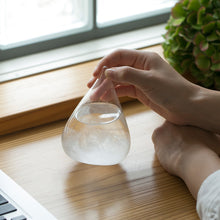 画像をギャラリービューアに読み込む, 天候の変化で結晶の形が変わる しずく型のオブジェ Tempo Drop mini(テンポ ドロップ ミニ)
