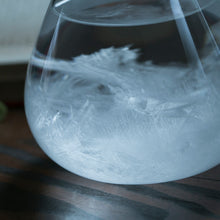 画像をギャラリービューアに読み込む, 天候の変化で結晶の形が変わる しずく型のオブジェ Tempo Drop mini(テンポ ドロップ ミニ)