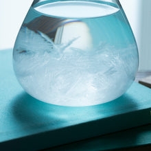 画像をギャラリービューアに読み込む, 天候の変化で結晶の形が変わる しずく型のオブジェ Tempo Drop mini(テンポ ドロップ ミニ)