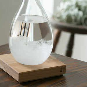 天候の変化で結晶の形が変わる しずく型のオブジェ Tempo Drop(テンポ ドロップ)