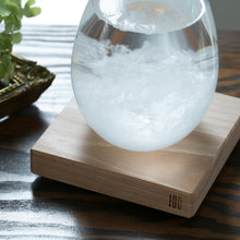 画像をギャラリービューアに読み込む, 天候の変化で結晶の形が変わる しずく型のオブジェ Tempo Drop(テンポ ドロップ)