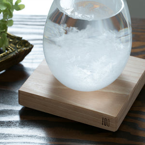 天候の変化で結晶の形が変わる しずく型のオブジェ Tempo Drop(テンポ ドロップ)