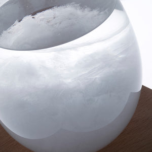 天候の変化で結晶の形が変わる しずく型のオブジェ Tempo Drop(テンポ ドロップ)