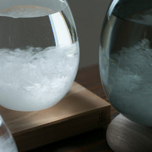 画像をギャラリービューアに読み込む, 天候の変化で結晶の形が変わる しずく型のオブジェ Tempo Drop(テンポ ドロップ)