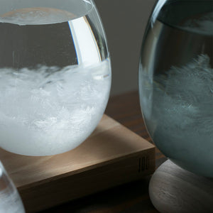 天候の変化で結晶の形が変わる しずく型のオブジェ Tempo Drop(テンポ ドロップ)