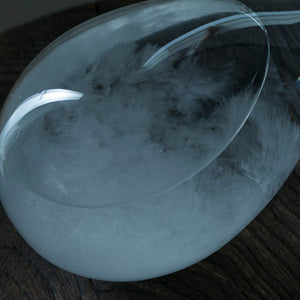 天候の変化で結晶の形が変わる しずく型のオブジェ Tempo Drop(テンポ ドロップ)