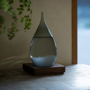 天候の変化で結晶の形が変わる しずく型のオブジェ Tempo Drop(テンポ ドロップ)