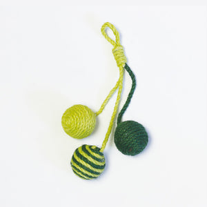 壁やドアノブに掛けられるペット用おもちゃ JUTE ROPE TOY