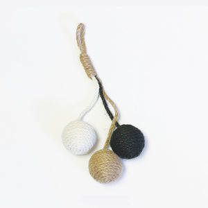 壁やドアノブに掛けられるペット用おもちゃ JUTE ROPE TOY